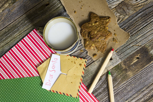 Jouet de Noël pour enfants Lettre et biscuits à l'avoine au lait de coco pour le Père Noël et couleur rouge et verte
 - Photo, image