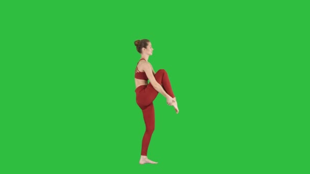 Jonge yogi vrouw praktizerende yoga concept, variatie van Utthita Hasta Padangushthasana vormen, Trivikramasana, staande splitst op een groen scherm, Chromakey. - Video