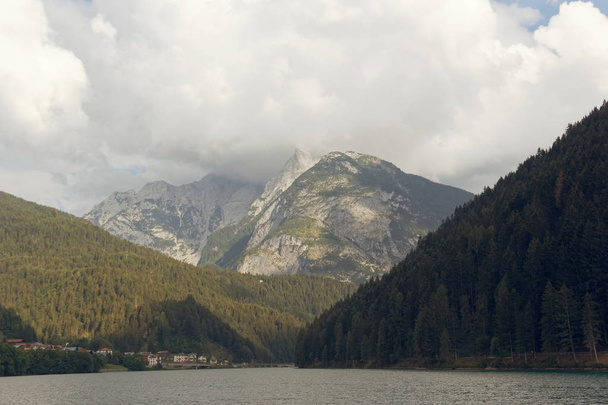 Alpler'in eteklerinde kenti pitoresk - Fotoğraf, Görsel