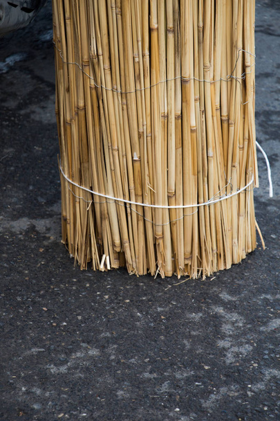 Bâtons de bambou en piles en vue
 - Photo, image