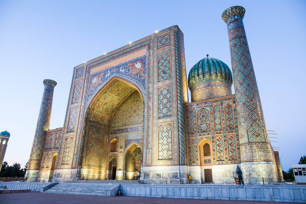 Semerkant, Özbekistan 'daki Sicil Sarayı' nın renkli görüntüsü. - Fotoğraf, Görsel