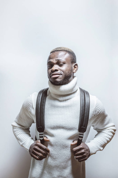 Afrikanischer junger Mann in lässigem Outfit blickt in die Kamera - Foto, Bild