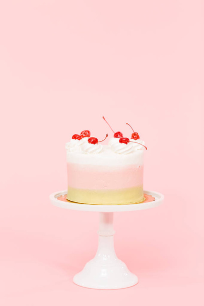 Syntymäpäivä Spumoni kakku vaaleanpunainen tausta
. - Valokuva, kuva