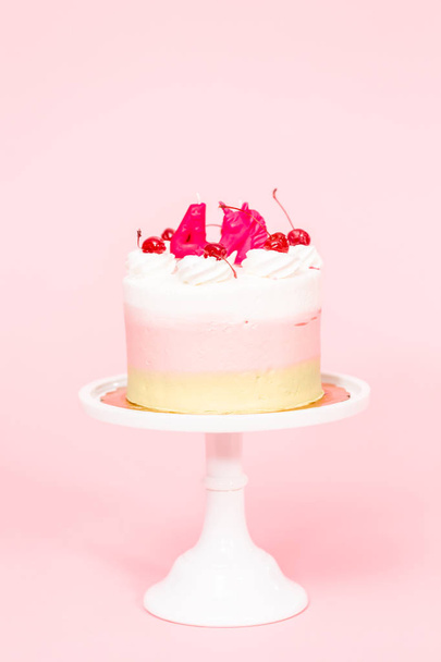 Tort urodzinowy Spumoni na różowym tle. - Zdjęcie, obraz
