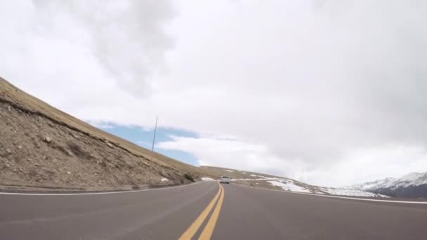 Am Eröffnungswochenende der Saison im Rocky Mountain Nationalpark auf der Trail Firststraße - Filmmaterial, Video