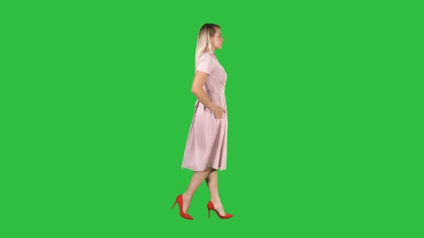 Chica joven caminando en rosa en una pantalla verde, Chroma Key
. - Imágenes, Vídeo