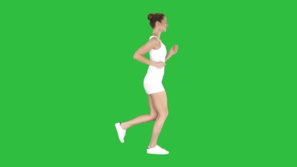 Tam uzunlukta yan görünüm. Chroma anahtar yeşil ekran çalıştıran atletik kadın. 4 k çözünürlüklü profesyonel vurulmuş. 009. Örneğin kullanabilmeniz için spor, yoga, sağlıklı, ticari video, iş - Video, Çekim