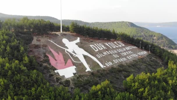 Dur Yolcu (Arrêt des voyageurs, Le sol que vous foulez, Une fois témoin de la fin d'une époque) vue aérienne mémorial à Canakkale, Turquie - Séquence, vidéo