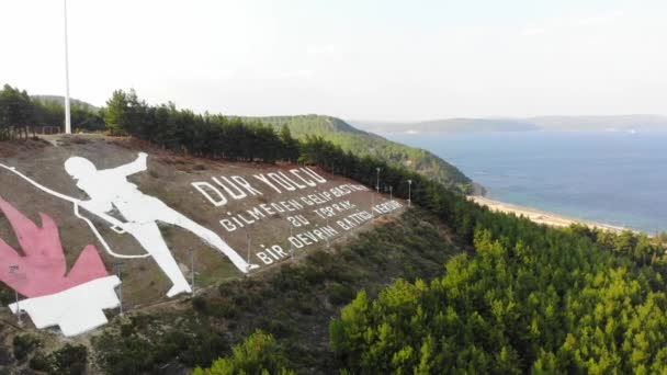 Dur Yolcu (Poutník zastavit, Půda, kterou šlapete, Kdysi svědkem konce éry) památník letecký pohled v Canakkale, Turecko - Záběry, video