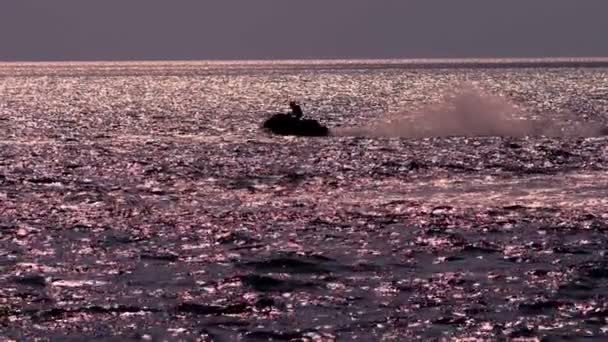 silhouette, un homme sur une moto flotte sur la mer
. - Séquence, vidéo