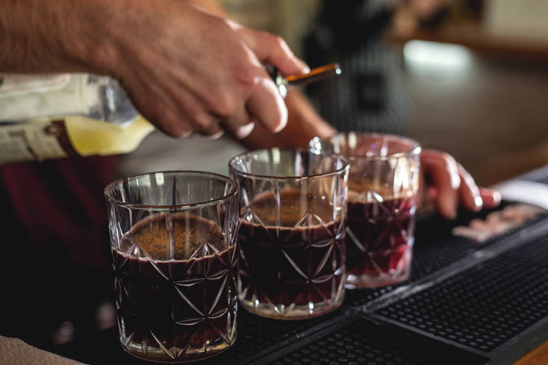 бармен змішує коктейлі на барі
  - Фото, зображення