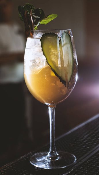 Připravuje vynikající čerstvý koktejl na baru stojan - Fotografie, Obrázek