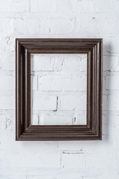 quadro vazio preto pendurado na parede de tijolo branco
 - Foto, Imagem