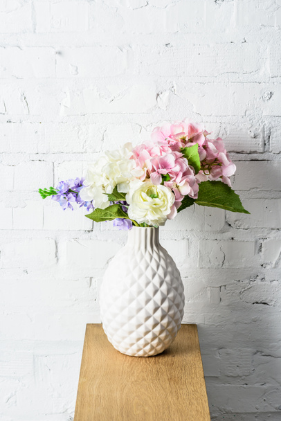 kaunis kukkakimppu valkoinen keraaminen maljakko maalaismainen puinen hylly
 - Valokuva, kuva