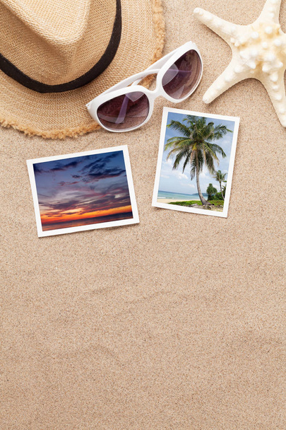Viaggio concetto di sfondo vacanza con cappello, occhiali da sole, conchiglie e foto su sfondo di sabbia. Vista dall'alto con spazio di copia. Piatto. Tutte le foto scattate da me
 - Foto, immagini