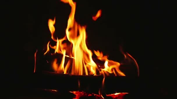 Oranje vlammen van het logs verbranden in de open haard hammam in super slow motion. - Video