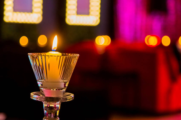 Romantyczne świece w fioletowy i różowy pokój na Walentynki lub Boże Narodzenie nowy rok imprezy - Zdjęcie, obraz