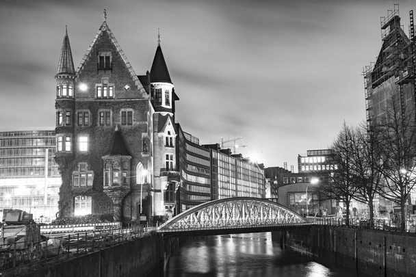 Historische Speicherstadt bei Nacht in Hamburg - Foto, Bild