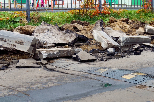 Rotto recentemente ha dissotterrato vecchi marciapiedi con pezzi di un asfalto e una terra che si trova sulla strada in Mosca
. - Foto, immagini