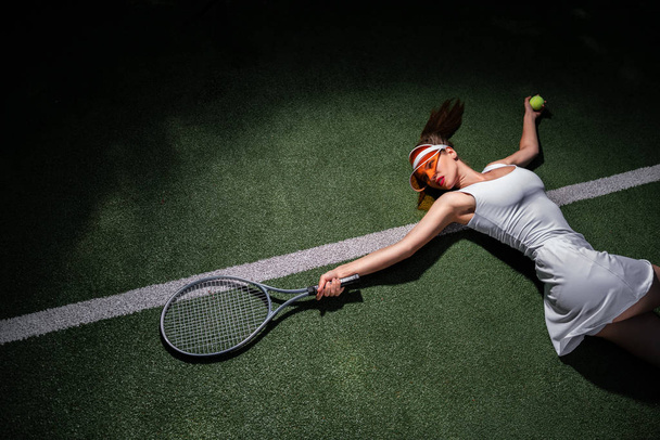 Mulher bonita com uma raquete na quadra
 - Foto, Imagem