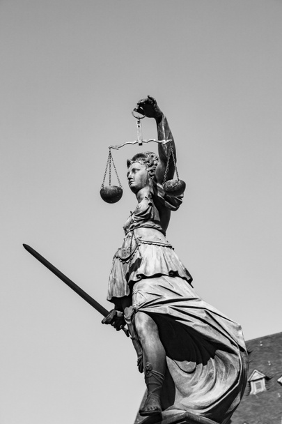 -szobor lady igazságszolgáltatás előtt a romer-Frankfurt - Németország - Fotó, kép
