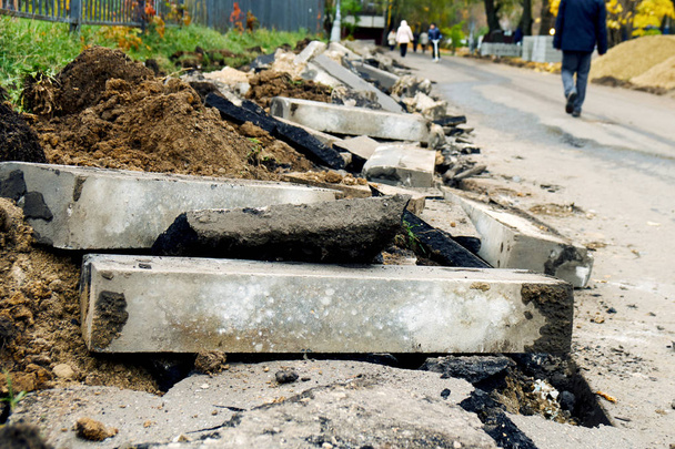Rikkinäinen juuri kaivettu vanhoja jalkakäytäviä asfaltin ja maan palasilla makaamassa tiellä Moskovassa
. - Valokuva, kuva