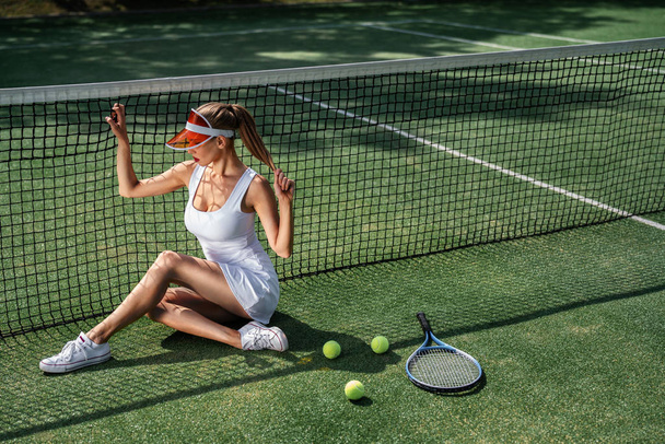 Belle jeune mannequin sur le court de tennis
 - Photo, image