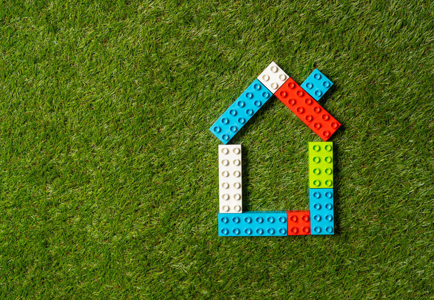 グリーン子供おもちゃブロックの家の概念図プロパティ投資不動産省住宅ローンの購入でフィールド トップ ビューとコピー スペースを草し、ローン、保険、銀行のコンセプト. - 写真・画像