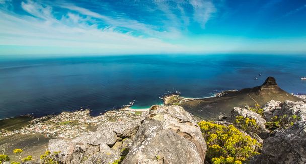 Vista de arriba hacia abajo desde Table Mountain con vistas al Océano Atlántico - Foto, Imagen