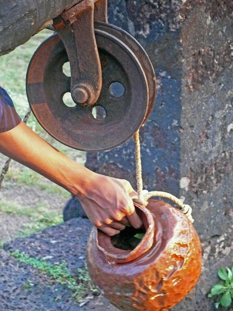 poulie utilisée pour extraire l'eau d'un puits de manière traditionnelle. Velneshwar, Guhagar, Maharashtra, Inde
. - Photo, image