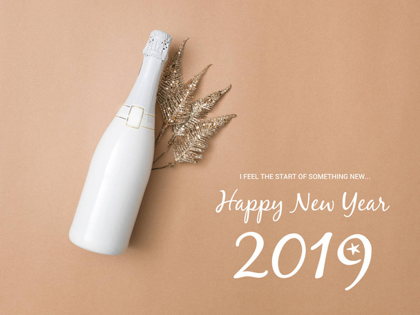 nuova composizione anno con bottiglia di champagne e Capodanno articoli su sfondo bronzo
  - Foto, immagini