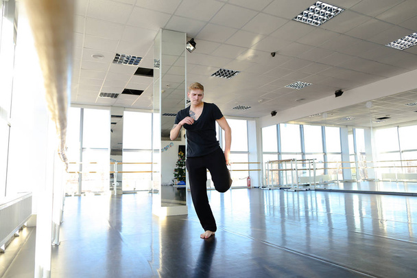 Entrenador de baile sentado sobre cuerda con inclinaciones hacia adelante
. - Foto, imagen