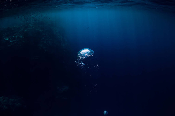 Υποβρύχια υφή με τη φυσαλίδα αέρα στον ωκεανό - Φωτογραφία, εικόνα
