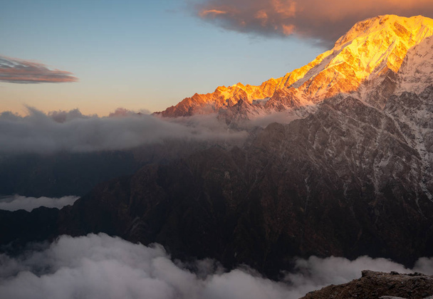 Annapurna νότια στην Ανατολή του ηλίου. Οροσειρά Annapurna στο Νεπάλ - Φωτογραφία, εικόνα