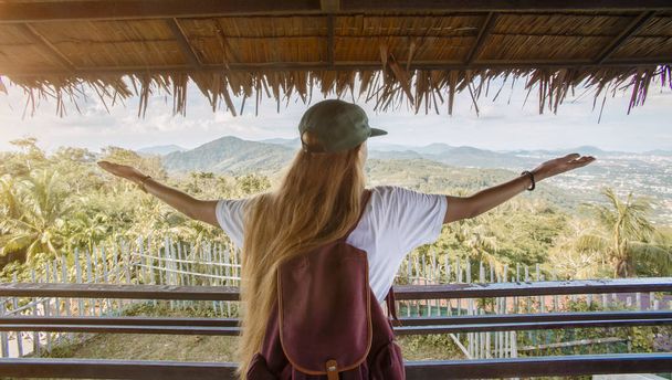 fille voyageur porter avec palmier forêt tropicale paysage
 - Photo, image