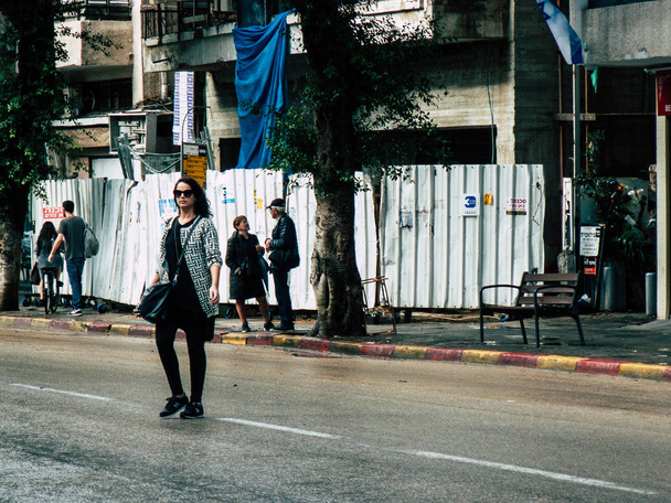 Tel Aviv Izrael 23 listopada 2018 widok nieznanych ludzi Izraela, chodzenie na ulicach miasta Tel Awiw w godzinach popołudniowych - Zdjęcie, obraz