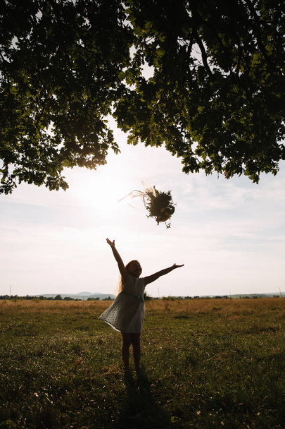 Silueta de niña cerca de un gran árbol. humor de verano
 - Foto, Imagen