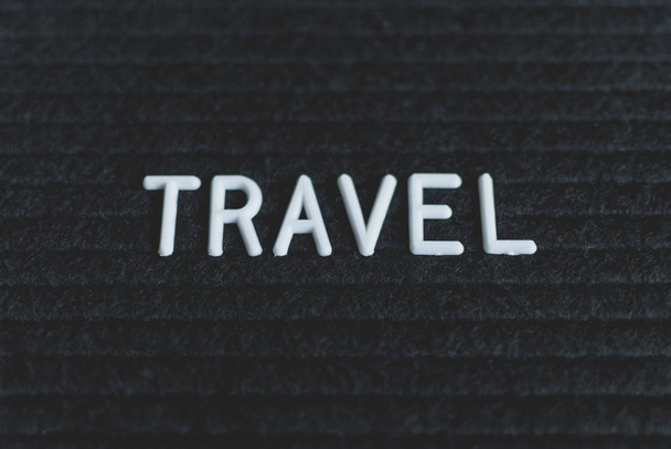 文字盤に書かれた単語旅行。黒の背景に白い文字。ビジネス コンセプト - 写真・画像