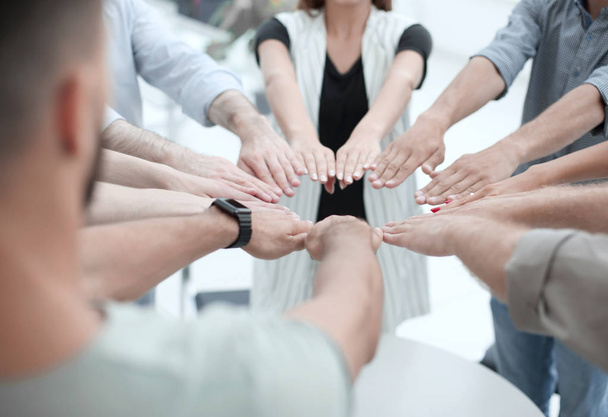 Sluit up.young business team vormen een cirkel van handen - Foto, afbeelding