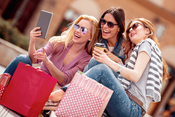 Alışveriş, kişi, satış ve Turizm kavramı; kızlarla alışveriş torbaları City. - Fotoğraf, Görsel