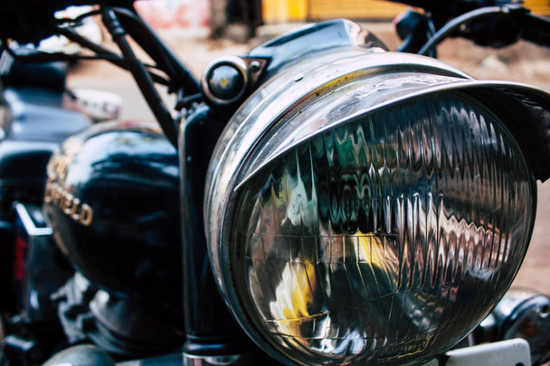 ゴカルマ カルナタカ州インド 2018 年 12 月 7 日朝ゴカルマのメイン通りに駐車の古典的な高貴なエンフィールドのオートバイのクローズ アップ - 写真・画像