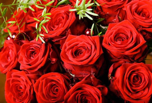 Πολυτελές μπουκέτο από κόκκινα τριαντάφυλλα στο ανθοπωλείο Valentines Μπουκέτο με κόκκινα τριαντάφυλλα - Φωτογραφία, εικόνα