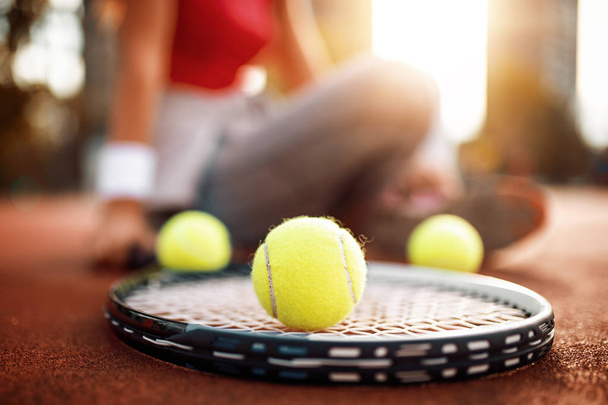 Sport, stile di vita e concetto di persone - ragazza che gioca a tennis
 . - Foto, immagini