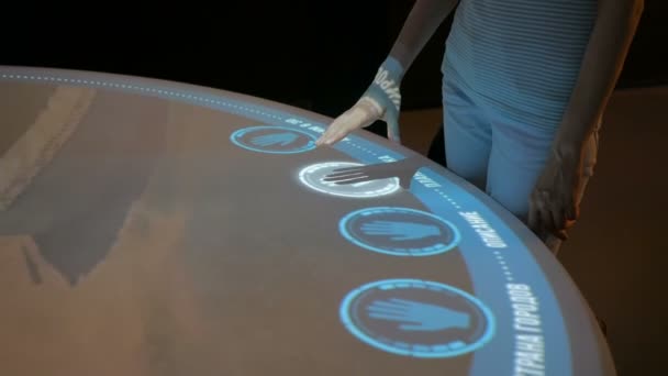 Frau mit interaktivem Touchscreen-Display ohne Berührungstechnologie im Museum für moderne Geschichte. Bildung und modernes Konzept - Filmmaterial, Video