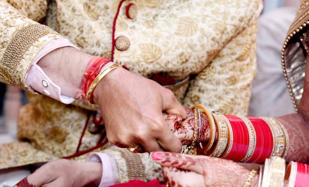 Casal indiano jogando Ring Fishing jogo na cerimônia de casamento da Índia
 - Foto, Imagem