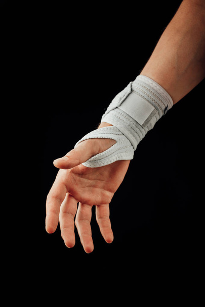 supporto ortopedico del polso e della mano per la guarigione della sindrome del tunnel carpale, isolato su nero
 - Foto, immagini