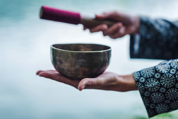 woman using Tibetan bowl - Foto, Imagen