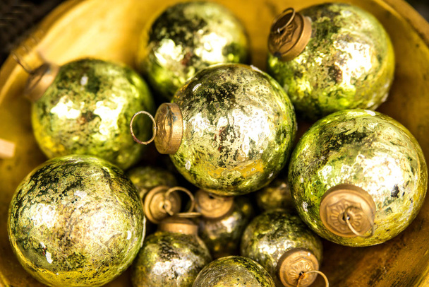 Bolas de Navidad en un mercado de Navidad - Foto, imagen
