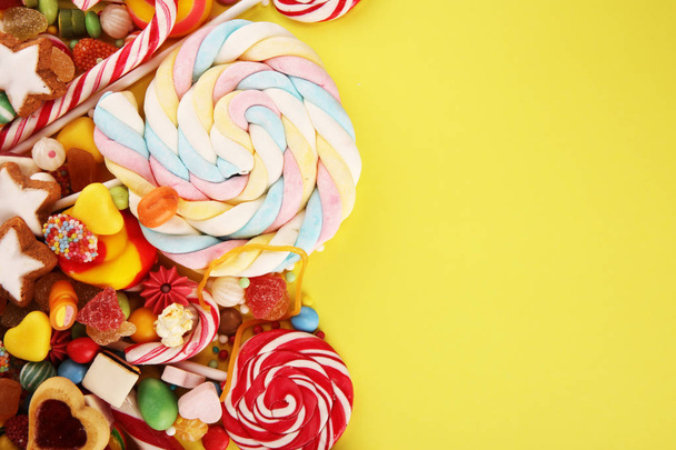 Bonbons mit Gelee und Zucker. Bunte Palette an verschiedenen Süßigkeiten und Leckereien für Kinder - Foto, Bild