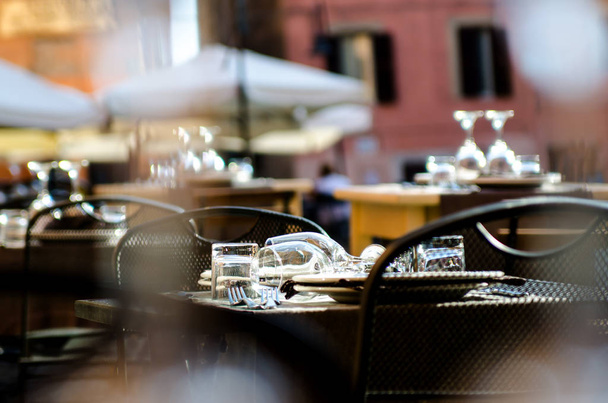 Serwowane tabel na letnim tarasie restauracji w Nettuno. Włochy. - Zdjęcie, obraz